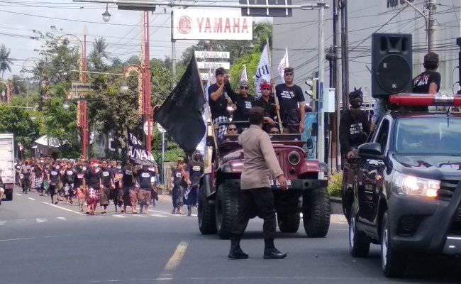 geruduk-pengadilan-ratusan-warga-guwang-kenakan-baju-puputan