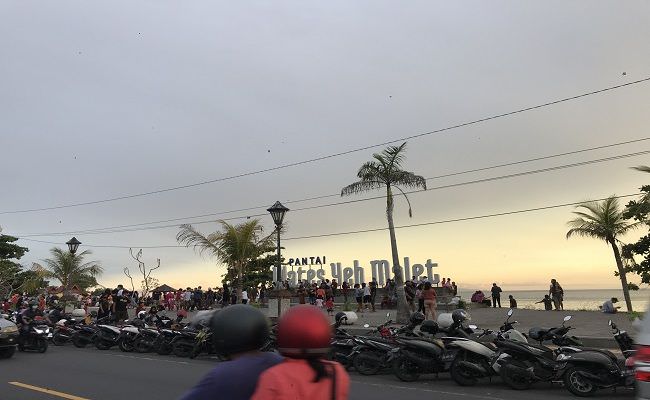 manis-kuningan-obyek-wisata-pantai-yeh-malet-disesaki-pengunjung