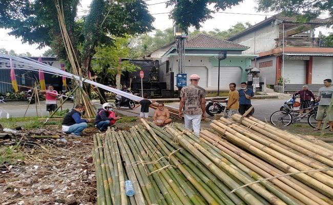 pedagang-penjor-musiman-mulai-diburu-pembeli