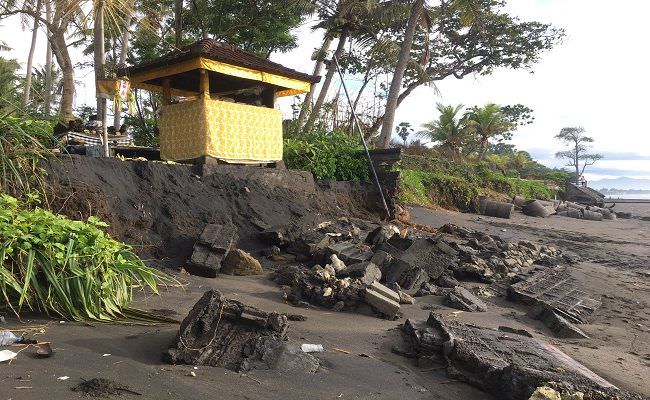 pura-di-pesisir-saba-rusak-diterjang-gelombang-laut