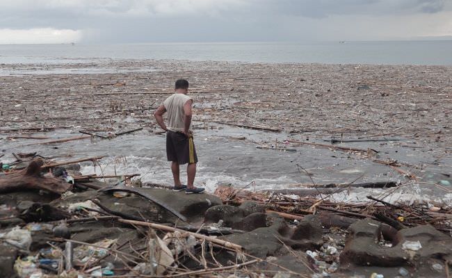 sampah-kayu-dan-plastik-dari-sungai-kotori-laut