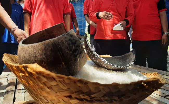 selain-harga-dipermaikan-garam-kusamba-juga-dioplos-tengkulak