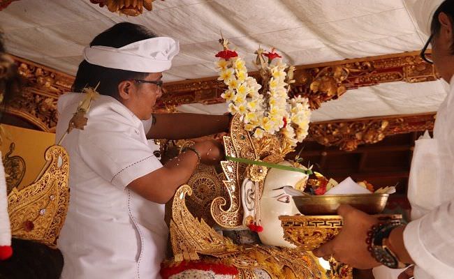 bupati-giri-prasta-nyumpangin-sekar-petapakan-ida-bhatara-ratu-gede