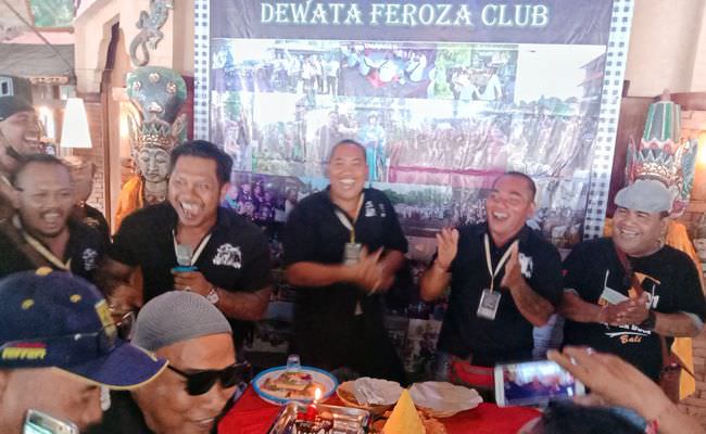 dewata-feroza-club-bersih-bersih-sampah-plastik-di-amed