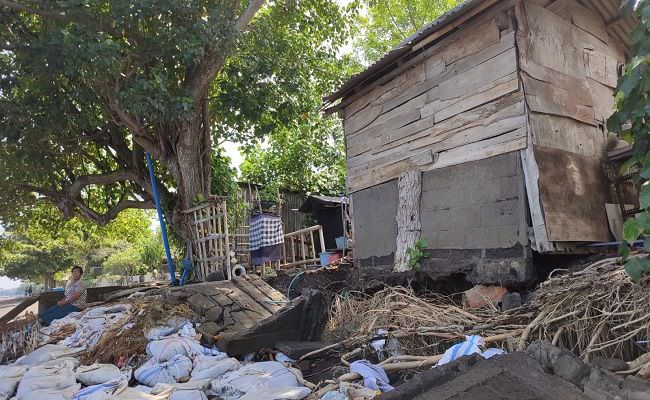 gelombang-pasang-ibu-dan-balita-nyaris-tertimpa-tembok-rumah
