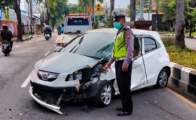 hantam-pohon-perindang-mobil-honda-brio-ringsek