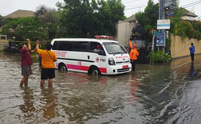 ngeri-lima-kelurahan-di-kuta-dikepung-banjir