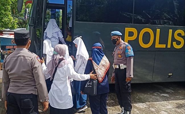 percepat-vaksinasi-pada-anak-polisi-dikerahkan-jemput-siswa