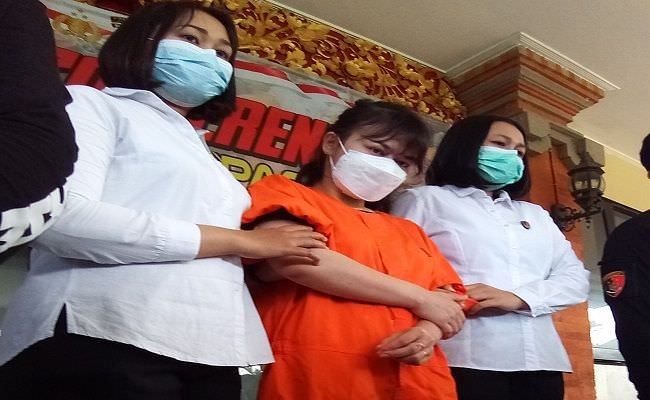 selebgram-rani-si-kuda-poni-pasrah