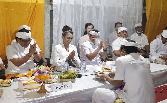upacara-penyineban-pura-dalem-bebalang-carangsari