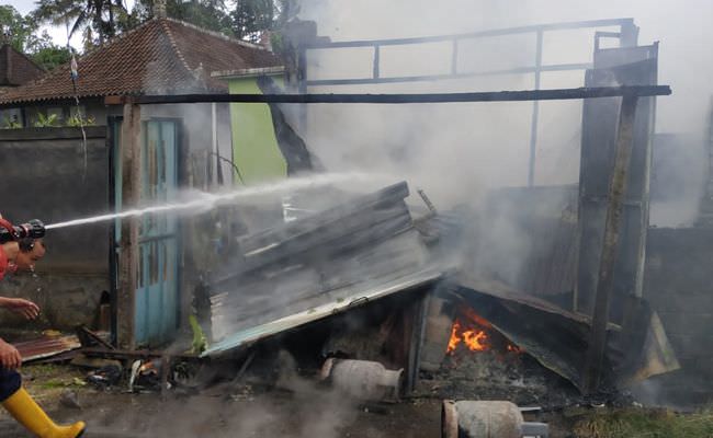 warung-ludes-dilalap-api-gusti-ayu-terbakar