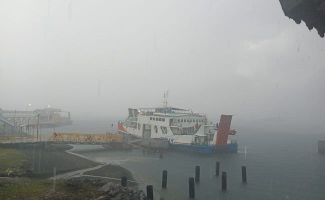 cuaca-buruk-penyeberangan-di-pelabuhan-gilimanuk-ditutup-sementara