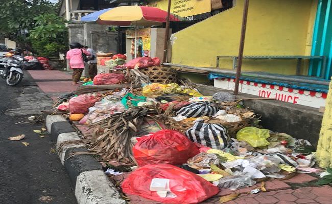 duh-sampah-menumpuk-tak-terangkut-di-trotoar-jalan-katrangan-denpasar