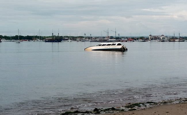 kapal-karam-kotori-kawasan-mertasari-sanur-bali