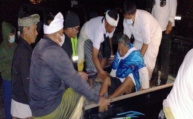 kelelahan-mendaki-pura-puncak-kedaton-pemangku-78-tahun-dievakuasi