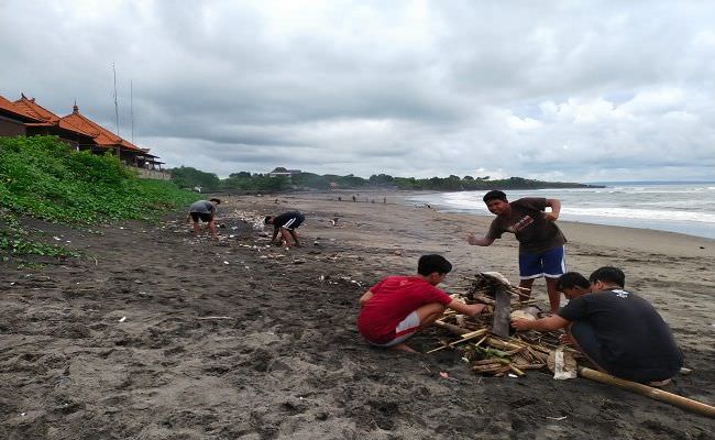 pantai-kotor-jorok-pemuda-desa-ramai-ramai-kumpulkan-sampah