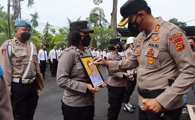parah-dua-anggota-polres-badung-dipecat-tidak-hormat