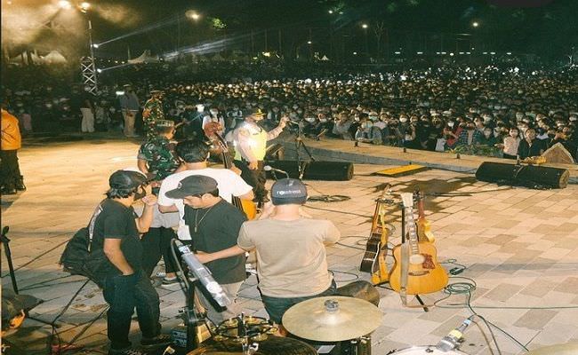 penonton-membludak-dihadiri-gubernur-konser-musik-dibubarkan-polisi