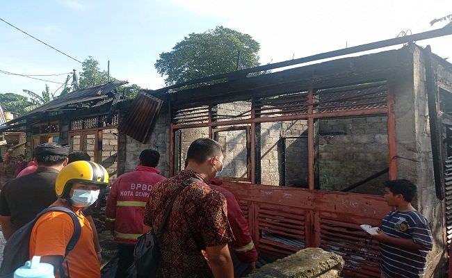 rumah-dan-sepeda-motor-terbakar