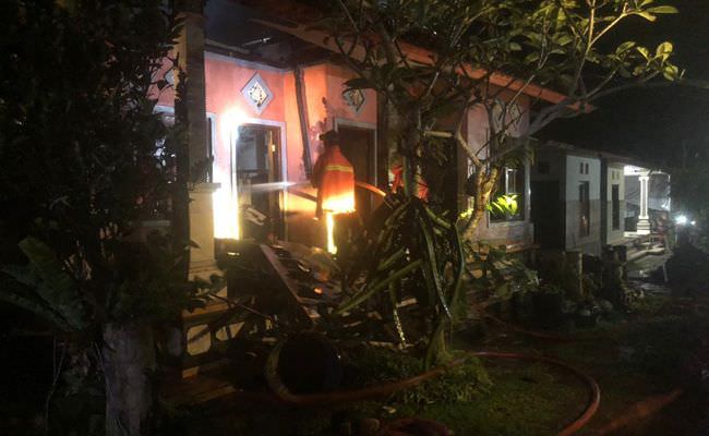 rumah-di-banjarnya-mantan-bupati-tabanan-eka-wisyastuti-terbakar