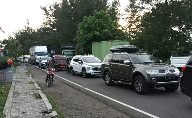 sopir-truk-demo-di-ketapang-kendaraan-mengular-di-gilimanuk