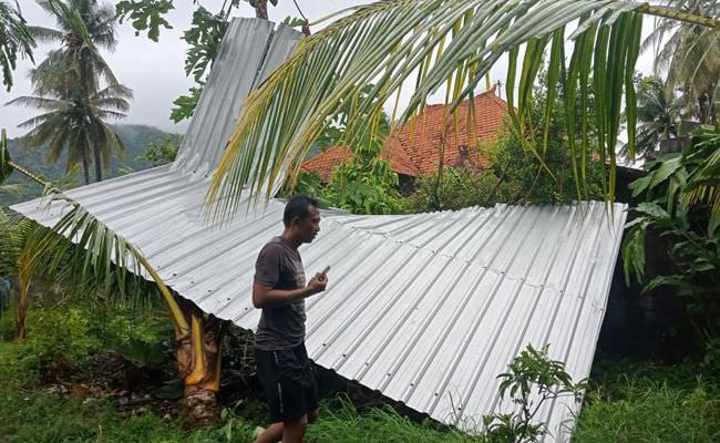 atap-rumah-ambruk-disapu-angin-gusti-parta-tidur-di-bale-bengong