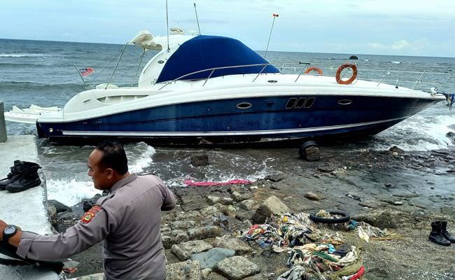 kapal-yacht-malaysia-terdampar-di-pantai-spn-singaraja-bali
