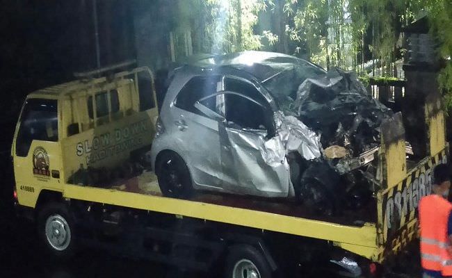 ngebut-mobil-wn-rusia-ringsek-usai-oleng-dan-tabrak-tembok-proyek