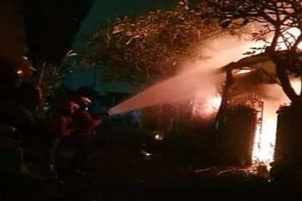 rumah-terbakar-sekeluarga-di-jalan-drupadi-nyaris-terjebak