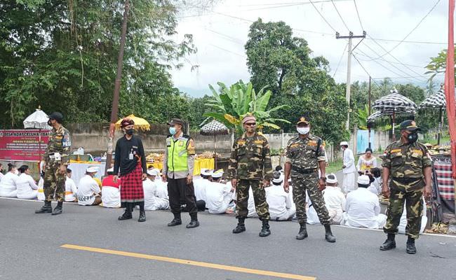 banser-di-celukan-bawang-bantu-pecalang-menjaga-nyepi-tetap-khidmat