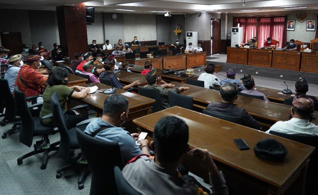 giliran-bendesa-adat-bugbug-ancam-pidanakan-warga