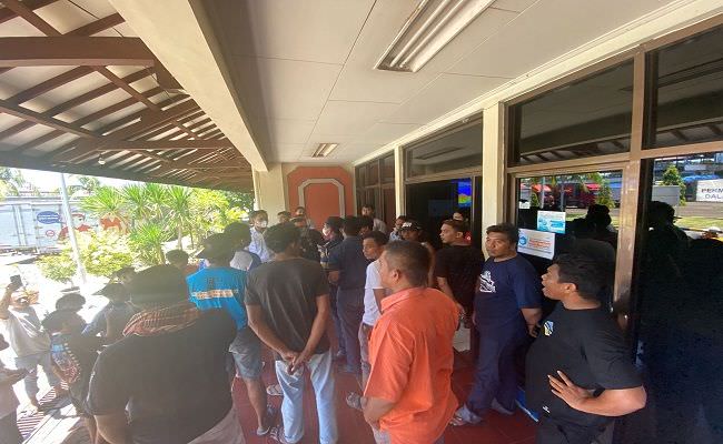 giliran-sopir-angkutan-logistik-gerudug-kantor-asdp-padangbai