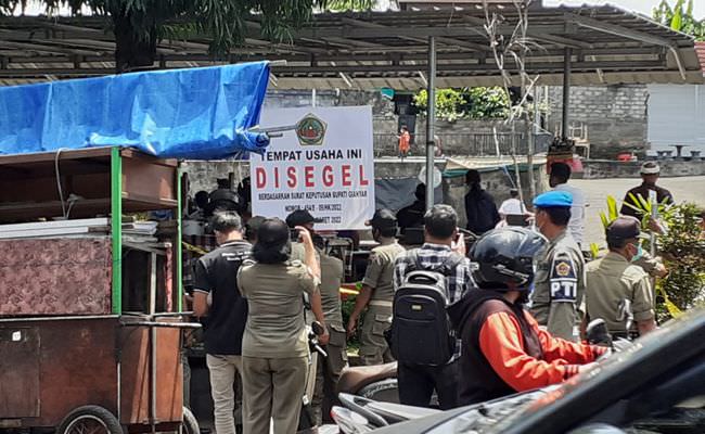 heboh-bupati-gianyar-segel-pasar-sukla-satyagraha-yang-didukung-awk