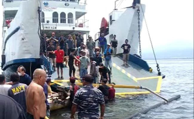 kmp-tiga-anugerah-terdampar-di-gilimanuk-penumpang-dievakuasi