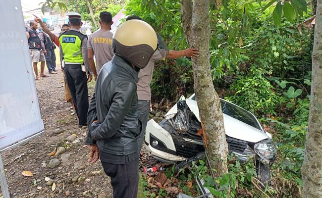 mobil-ayla-hantam-pohon-pinggir-jalan-di-jalur-tengkorak-tabanan