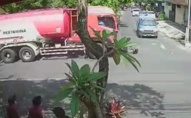 ngeri-truk-tangki-tabrak-pengendara-motor-dan-warung-di-gianyar