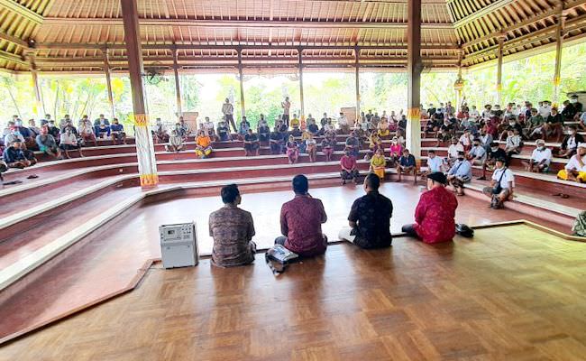 ratusan-warga-bugbug-geruduk-dprd-bali-ungkap-rp14-m-lenyap-setahun