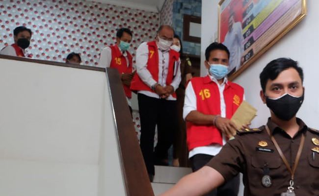 tujuh-tersangka-korupsi-masker-di-karangasem-segera-diadili