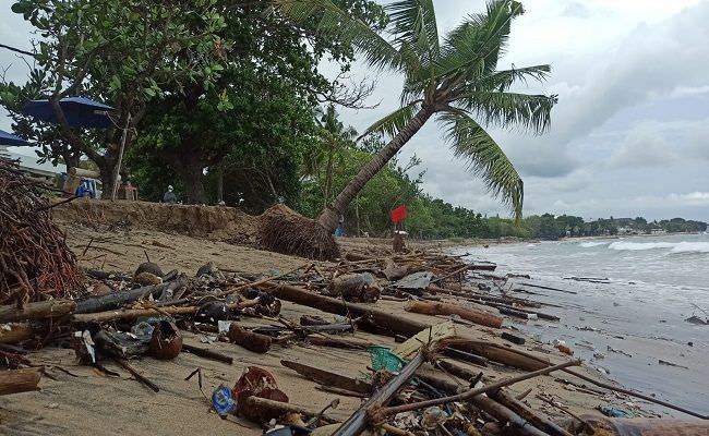 Kondisi Pantai Kuta rusak parah karena abrasi. (dok radarbali)
