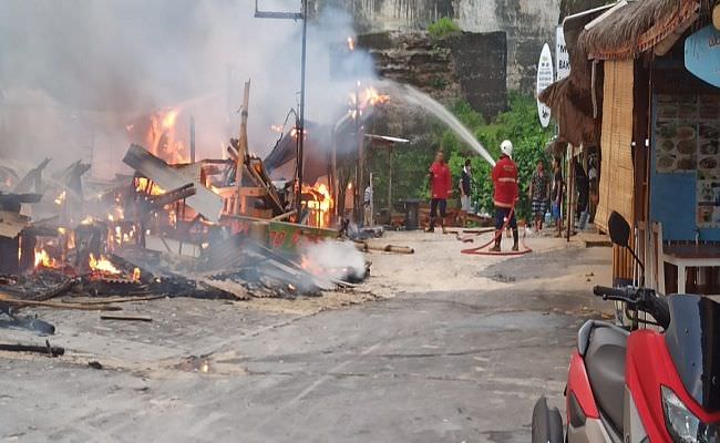 delapan-warung-di-pantai-melasti-terbakar