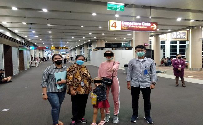 ditelantarkan-suami-warga-rusia-dan-bayinya-dideportasi