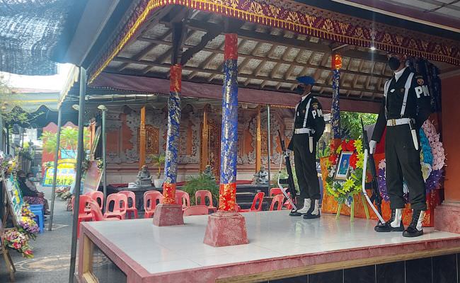 letda-kadek-adi-alumni-fh-unud-dikenal-pendiam-dan-rajin-belajar
