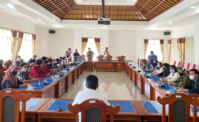 mahasiswa-demo-dprd-buleleng-soroti-bbm-migor-hingga-pertemuan-g-20