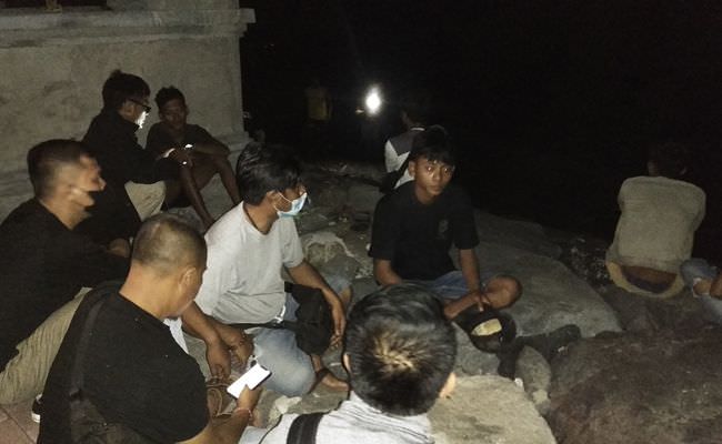 mandi-di-pantai-lembeng-pekerja-proyek-terseret-ombak-dan-hilang