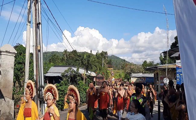 ribuan-krama-jalan-kaki-sejauh-75-kilometer-tanpa-baju