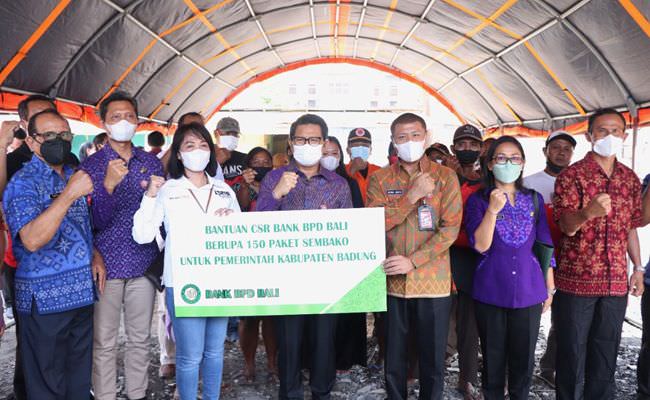 sekda-adi-arnawa-santuni-korban-kebakaran-di-banjar-anyar-kuta
