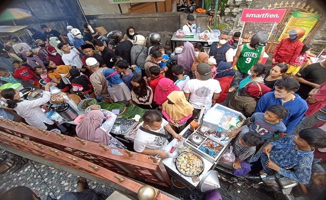 takjil-kampung-jawa-wanasari-denpasar-diserbu-pembeli