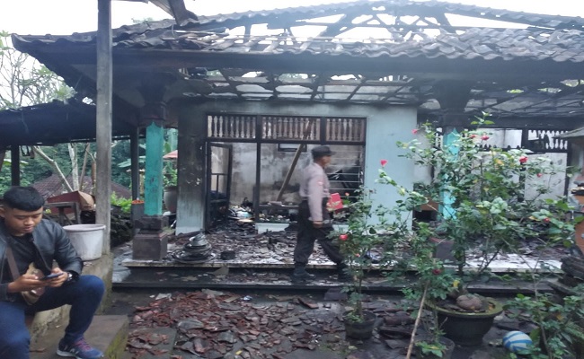 Rumah milik I Gede Sujana di Banjar Takedan, Desa Selat Kecamatan Klungkung usai dilahap api akibat korsleting listrik pada Jumat kemarin (27/5). (ist)
