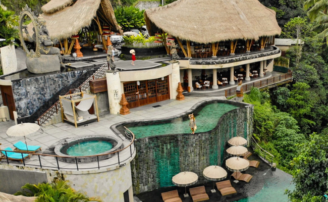 INSTAGRAMABLE: Infinity  Pool pada Sisi Sungai Petanu, Salah Satu Spot Favorit di Aksari Resort Ubud. (ist)