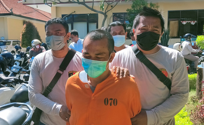 Gusti Ketut Karuna, pelaku pencurian dengan kekerasan terhadap lansia di Bondalem saat dibawa Polsek Tejakula. (eka prasetya/radarbali)